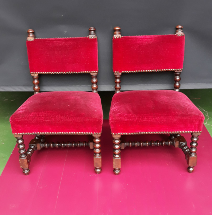 Praet - Antieke Tafels, Stoelen, Zetels