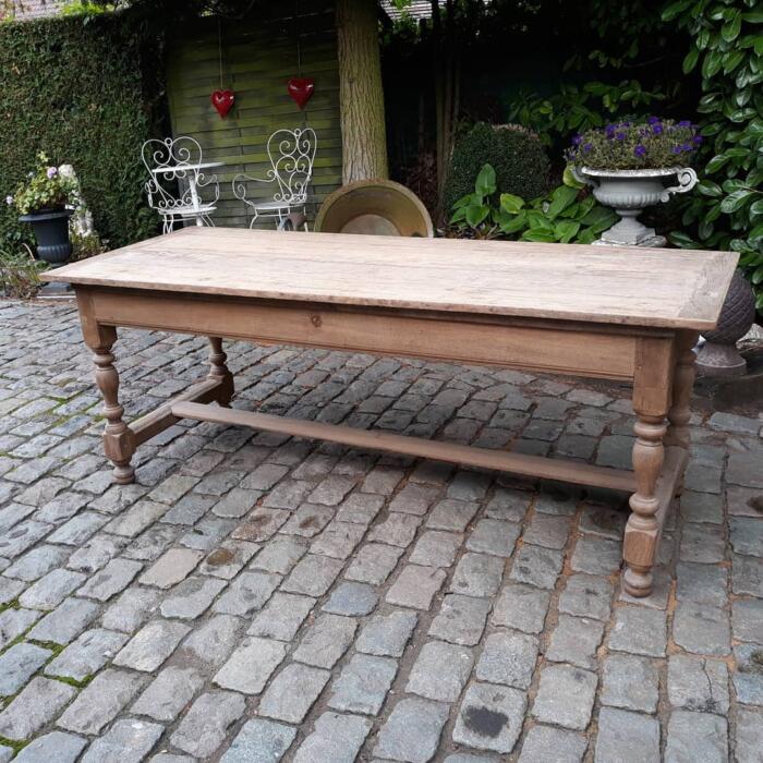 Praet - Antieke Tafels, Stoelen, Zetels