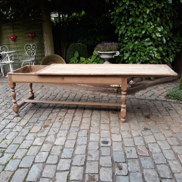 Praet - Antieke Tafels, Stoelen, Zetels