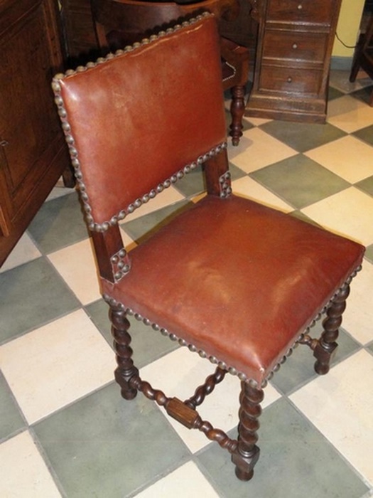 Praet - Antieke Tafels, Stoelen, Zetels