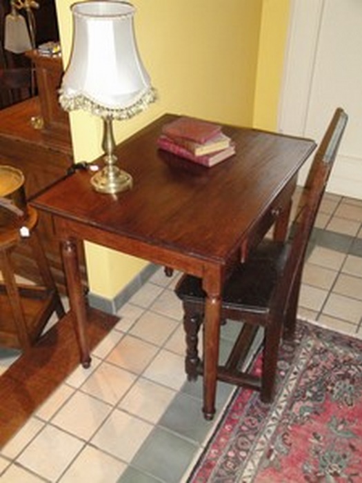 Praet - Antieke Tafels, Stoelen, Zetels